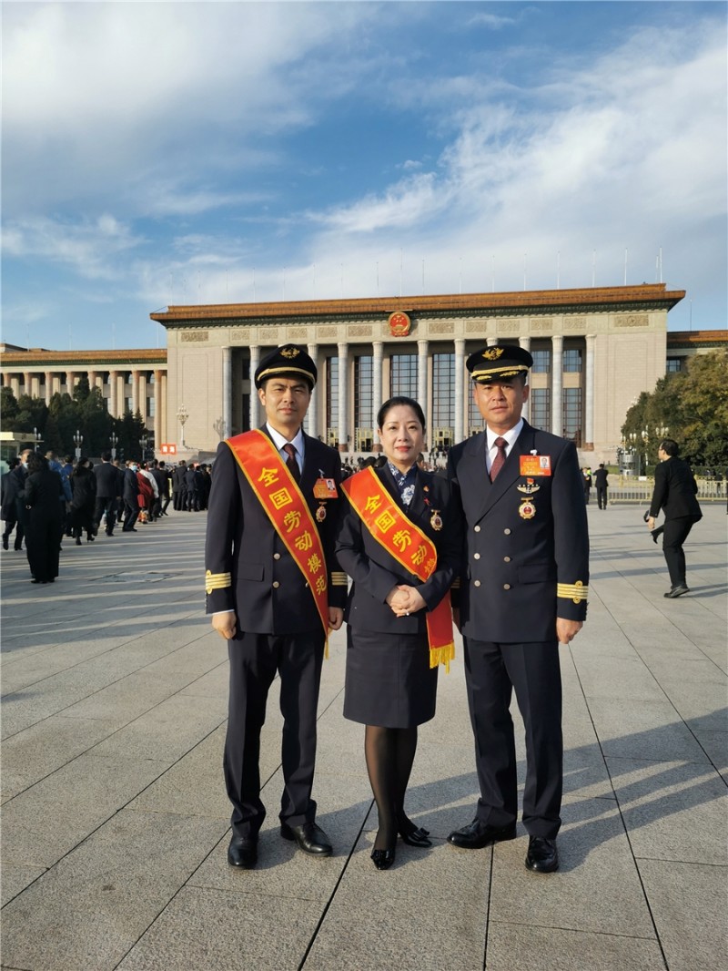 在人民大会堂！ 三名东航员工荣获2020年“全国劳动模范”称号