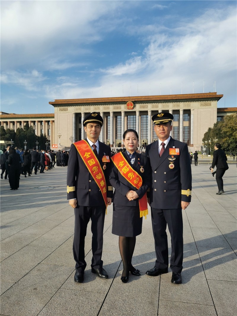 <b>在人民大会堂! 三名东航员工荣获2020</b> <b>在人民大会堂! 三名东航员工荣获2020</b>