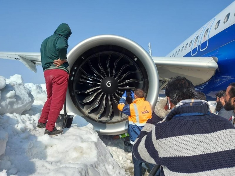 现场图：印度靛蓝航空A321neo滑行时撞上雪堆 引擎受损